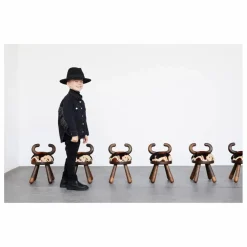 New Chaise vachette en chêne et noyer par Takeshi Sawada | Enfant Chaises Enfant