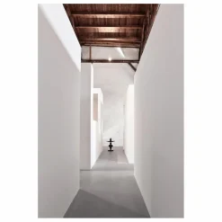 New Table d'appoint Shuffle en bois laquée - Mia Hamborg | Tables, Bureaux